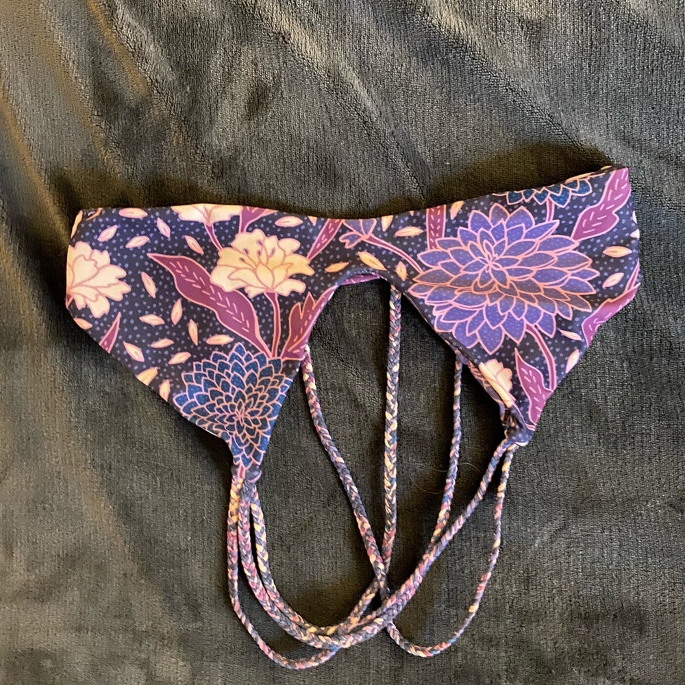 Stone fox swim top size small